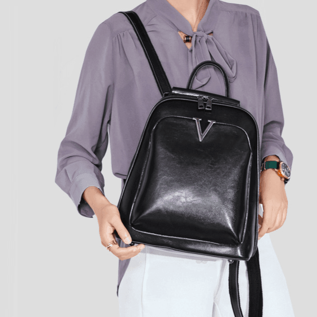 תיק גב מעור איטלקי בגיזרה מכילה ועם הרבה תאים פרקטים ללוק אופנתי כובש - לה איסלה