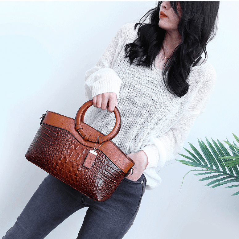 תיק עור יוקרתי בגיזרה מנוחשת מאיטליה להופעה משובחת וללוק שמשדרג לך את ההופעה - לה איסלה