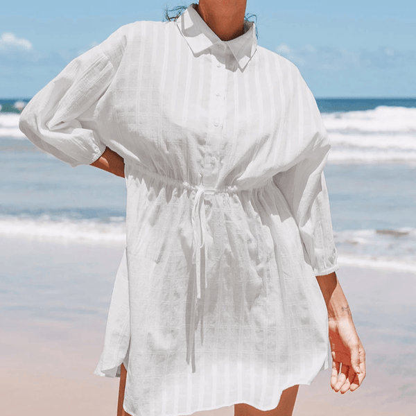 שמלת חוף לבנה בגיזרה מכופתרת ללוק נקי ויפה ולהופעה שתיתן לך אור בפנים - לה איסלה 