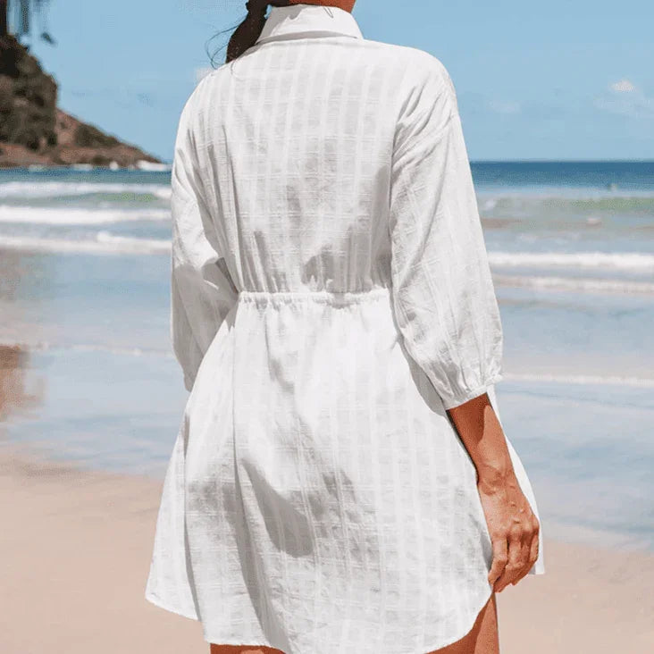 שמלת חוף לבנה בגיזרה מכופתרת ללוק נקי ויפה ולהופעה שתיתן לך אור בפנים - לה איסלה