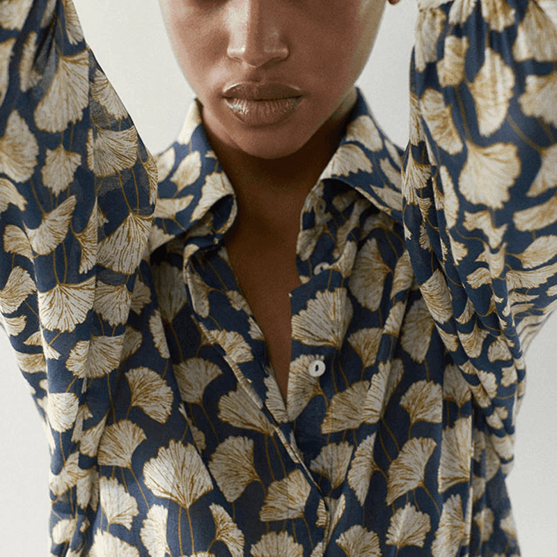 חולצת שיפון דקה בהדפס עלים אופנתי משובח ללוק נשי עוצמתי ולהופעה מדוייקת - לה איסלה