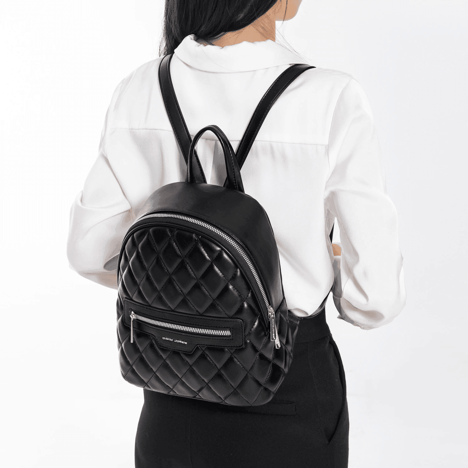 תיק גב קליל של מעצב אירופאי בגימור מרובע מרהיב להופעה של אישה מבריקה - לה איסלה