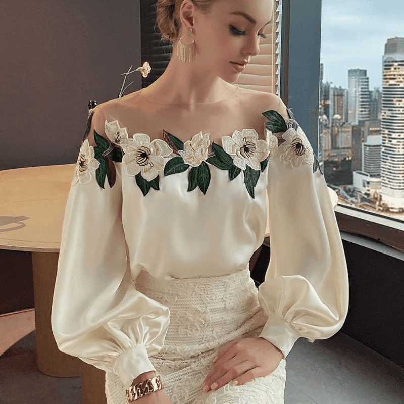 חולצת ערב מדהימה בגימור רשת עם פרחים עדינים ללוק יוקרתי ולהופעה מיוחדת - לה איסלה