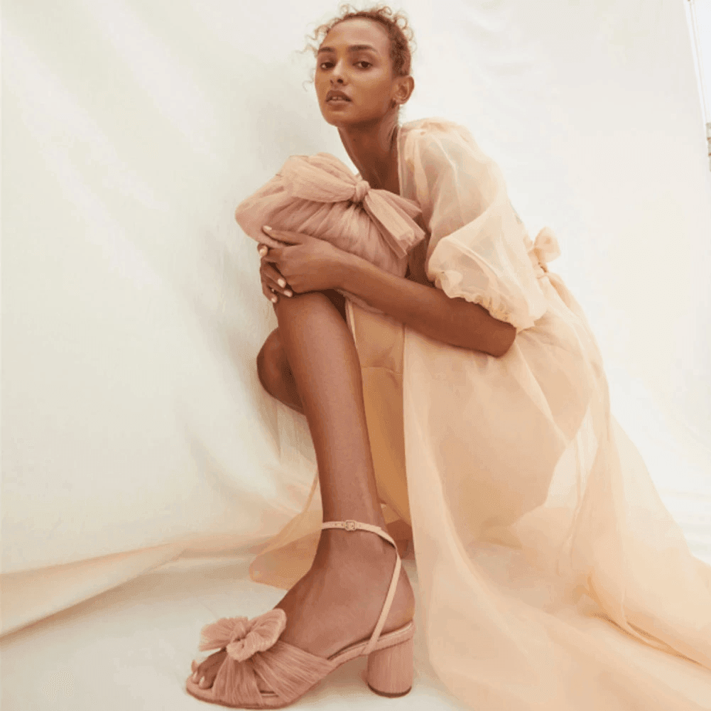 סנדל מעצב בגיזרה נשית חתיכית בשילוב פפיון משי להופעה נשית רכה ומזמינה - לה איסלה