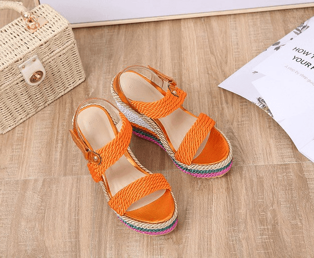 פלטפורמה גבוה וחתיכית בשילוב צמות קשירה ללוק היסטרי ולהופעה קייצית מושכת - לה איסלה