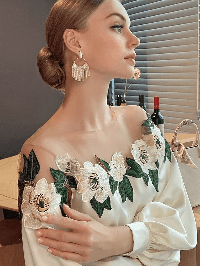 חולצת ערב מדהימה בגימור רשת עם פרחים עדינים ללוק יוקרתי ולהופעה מיוחדת - לה איסלה