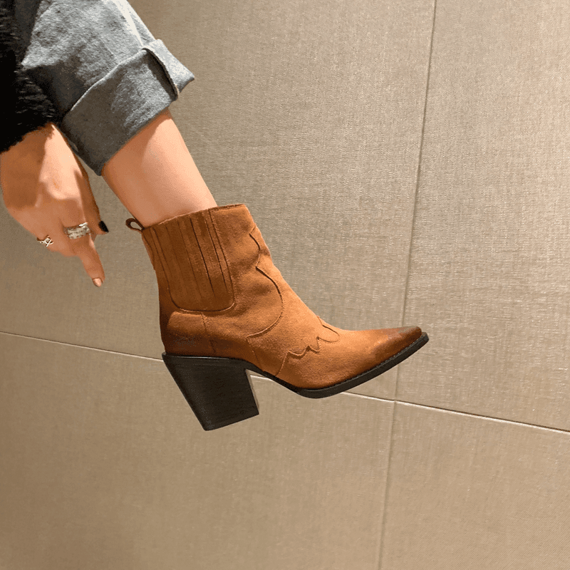 מגפון שפיצי מעור מקורי בגימור עיטורים בסגנון קאובוי מרהיב להופעה של אישה נוכחת - לה איסלה