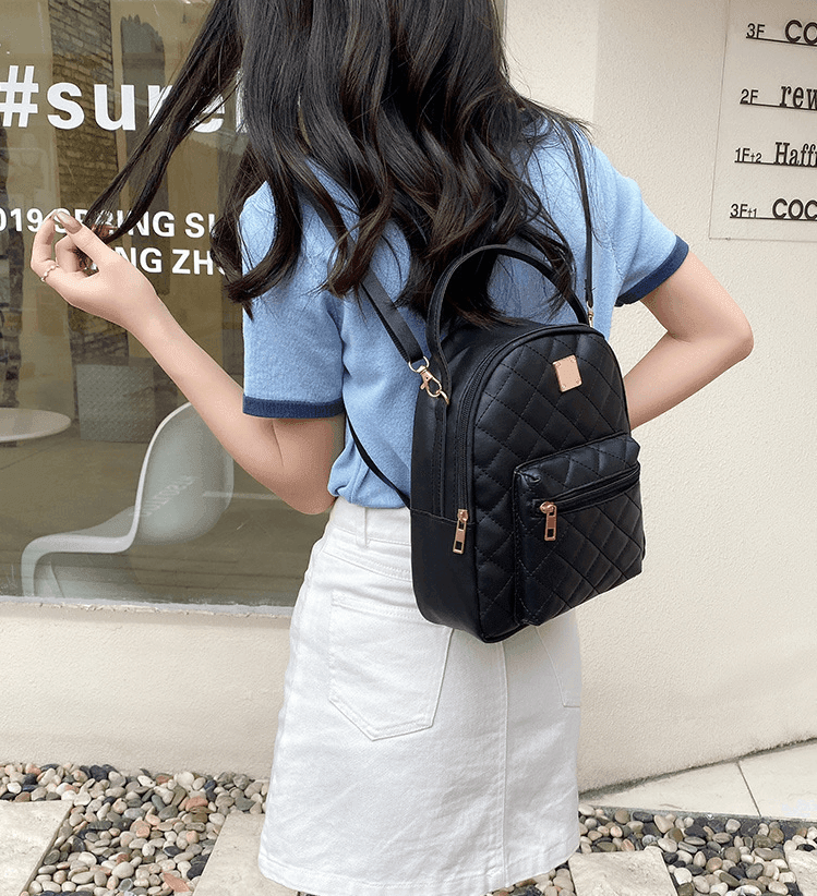 תיק גב קטן של מעצב איטלקית בגימור חיתוכים מושלם להופעה נשית אופנתית - לה איסלה