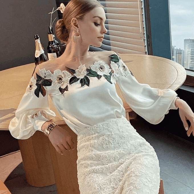 חולצת ערב מדהימה בגימור רשת עם פרחים עדינים ללוק יוקרתי ולהופעה מיוחדת - לה איסלה