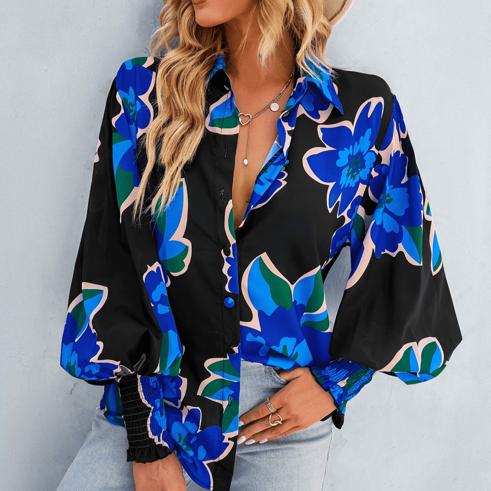 חולצת מעצב צבעונית בשילוב פרחים גדולים להופעה בולטת וללוק שסוחף תשומת לב - לה איסלה