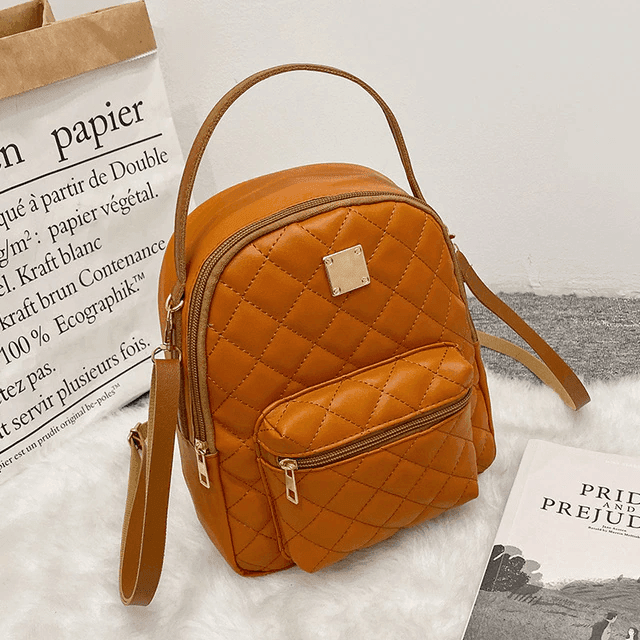 תיק גב קטן של מעצב איטלקית בגימור חיתוכים מושלם להופעה נשית אופנתית - לה איסלה