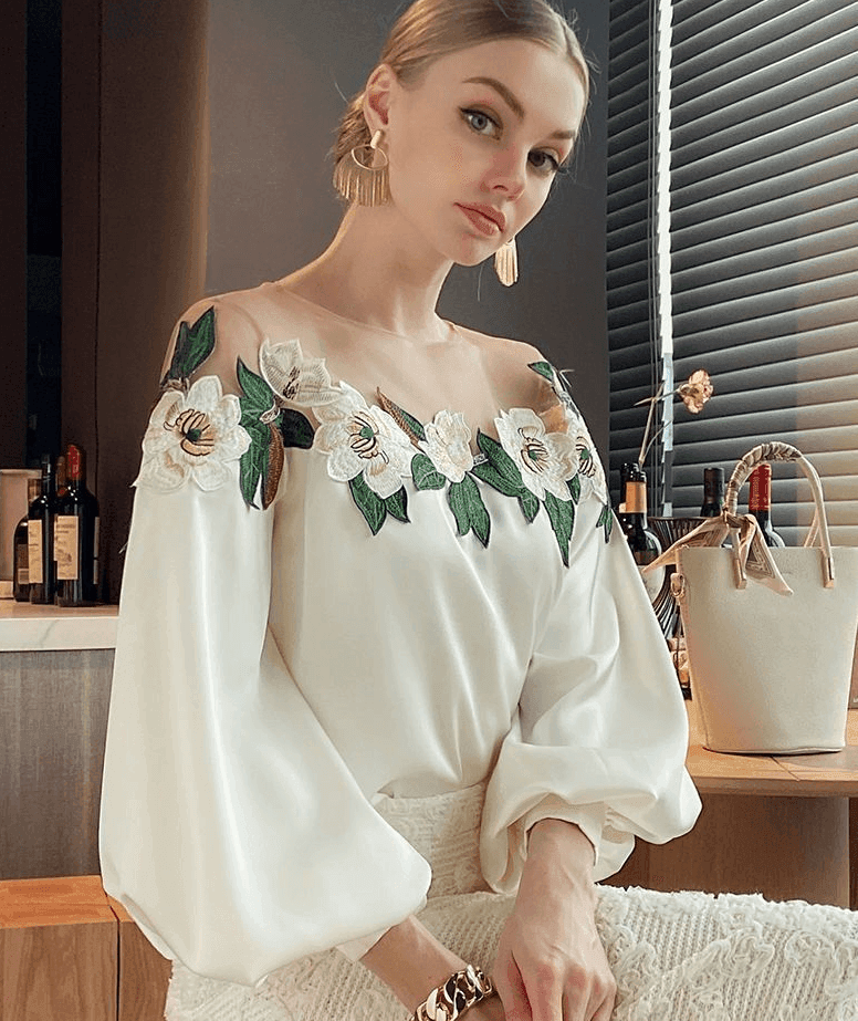 חולצת ערב מדהימה בגימור רשת עם פרחים עדינים ללוק יוקרתי ולהופעה מיוחדת - לה איסלה