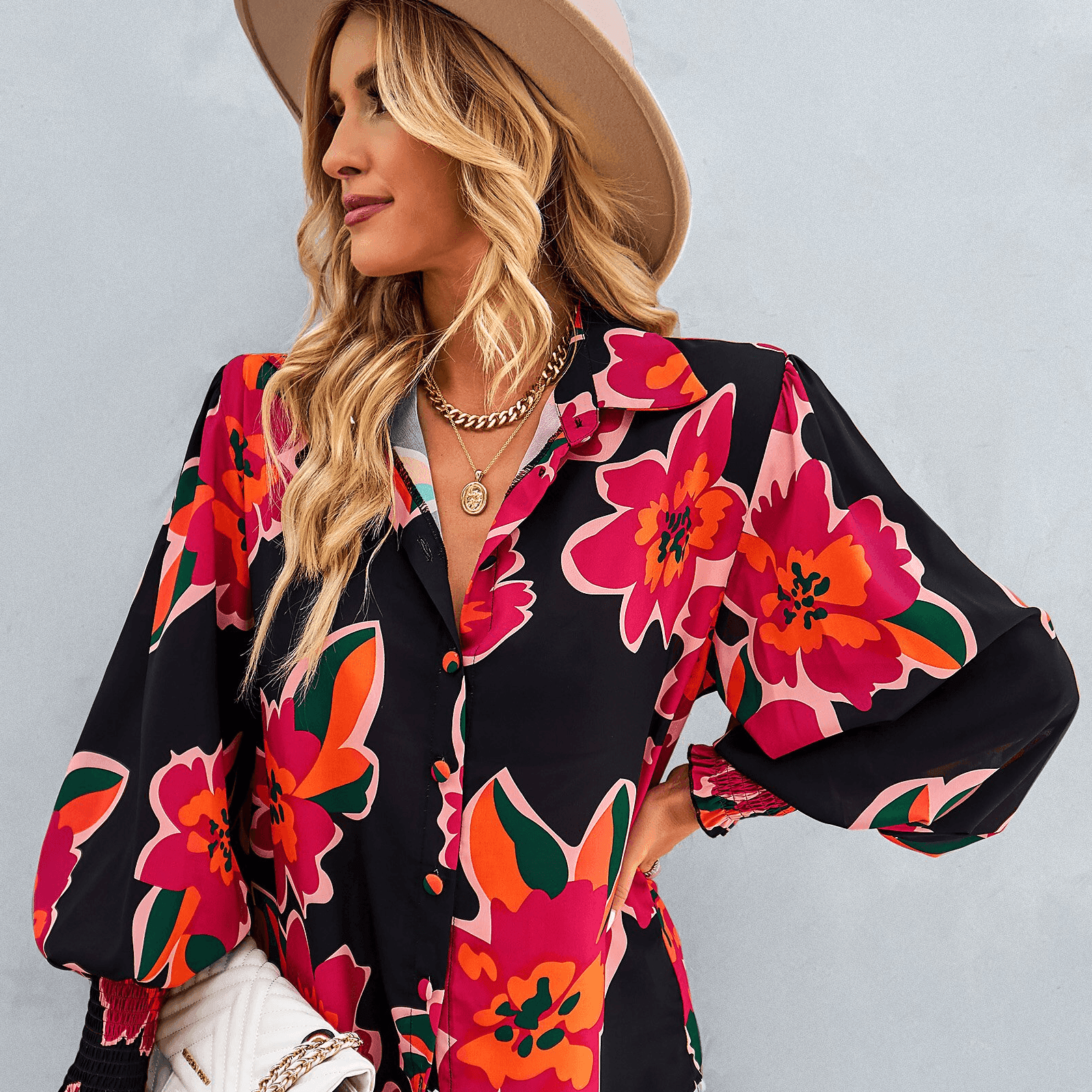 חולצת מעצב צבעונית בשילוב פרחים גדולים להופעה בולטת וללוק שסוחף תשומת לב - לה איסלה