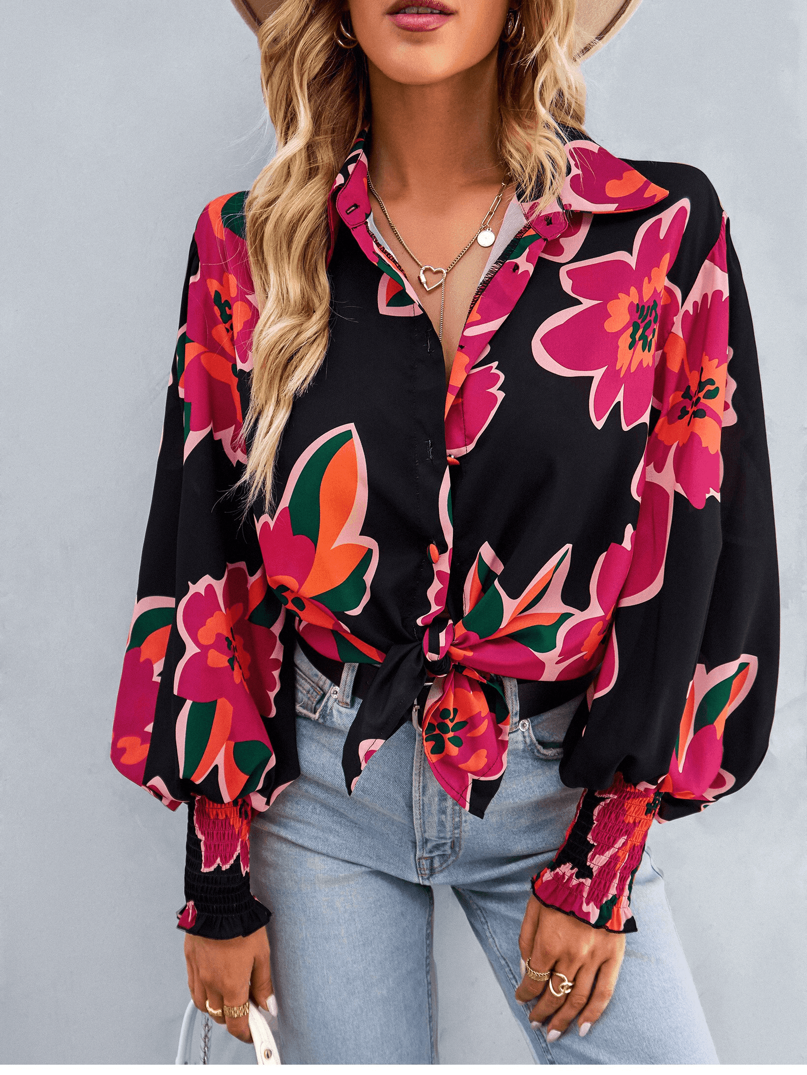 חולצת מעצב צבעונית בשילוב פרחים גדולים להופעה בולטת וללוק שסוחף תשומת לב - לה איסלה