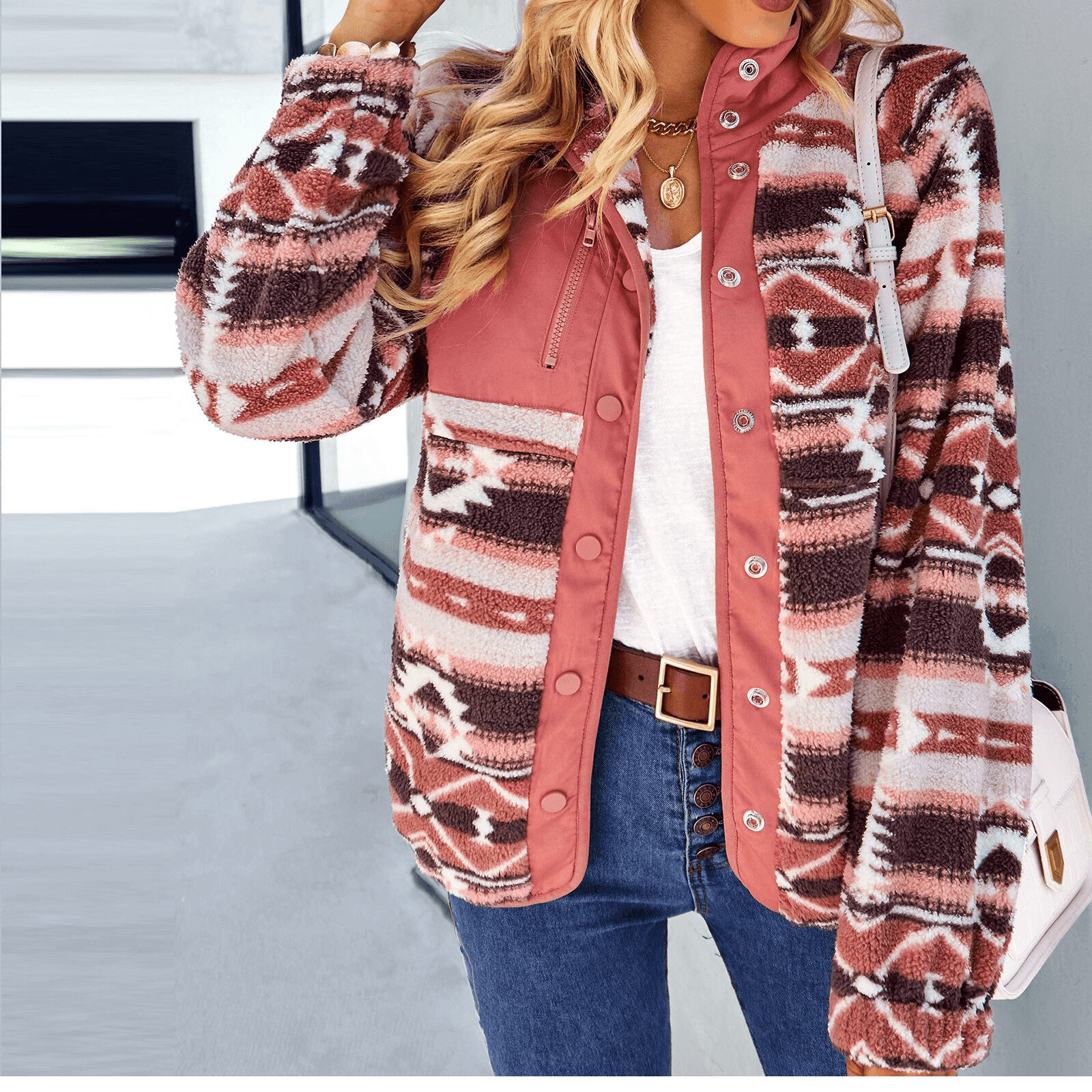 מעיל מחמם ממילאנו בגימור צבעוני אותנטי של אישה אופנתית ללוק שתרצי עלייך תמיד - לה איסלה