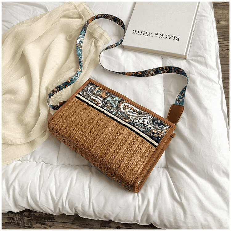 תיק אתני קטן בגימור של ארנק מרהיב של מעצב איטלקי ללוק שמיימי - לה איסלה