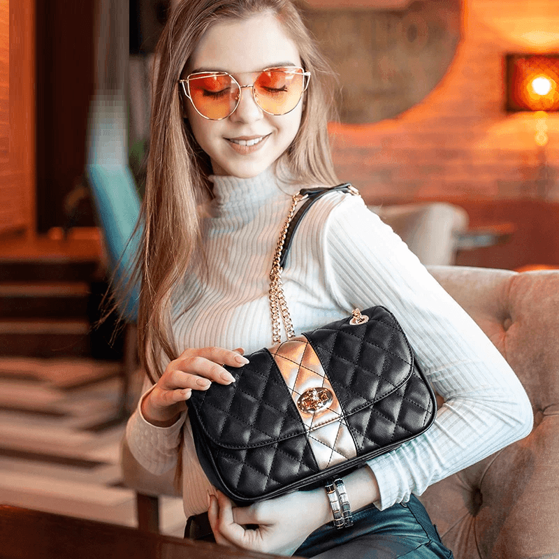 תיק יוקרתי של מעצב מפאריז בגימור מוזהב ללוק של אישה אלגנטית יוקרתית - לה איסלה