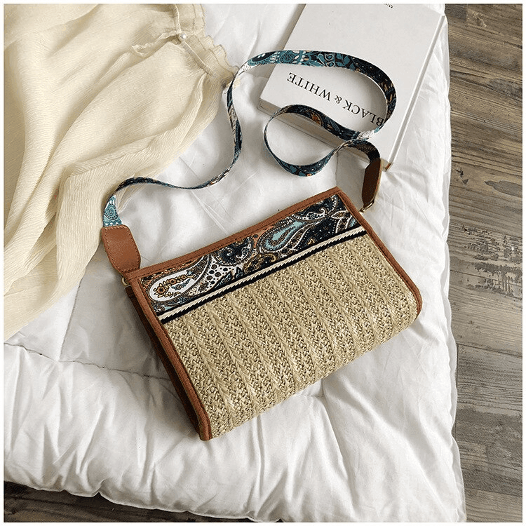 תיק אתני קטן בגימור של ארנק מרהיב של מעצב איטלקי ללוק שמיימי - לה איסלה