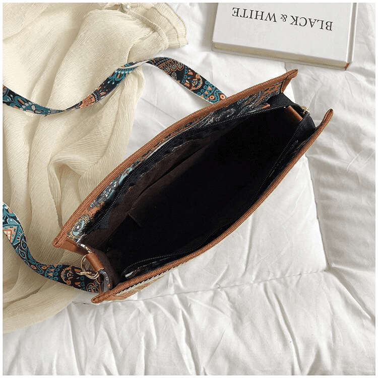 תיק אתני קטן בגימור של ארנק מרהיב של מעצב איטלקי ללוק שמיימי - לה איסלה