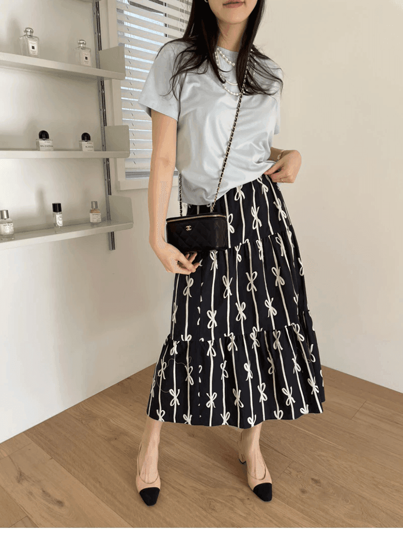 חצאית נשית בגיזרת מקסי רחבה בשילובבדפס פפיון מרהיב להופעה נשית יוקרתית - לה איסלה