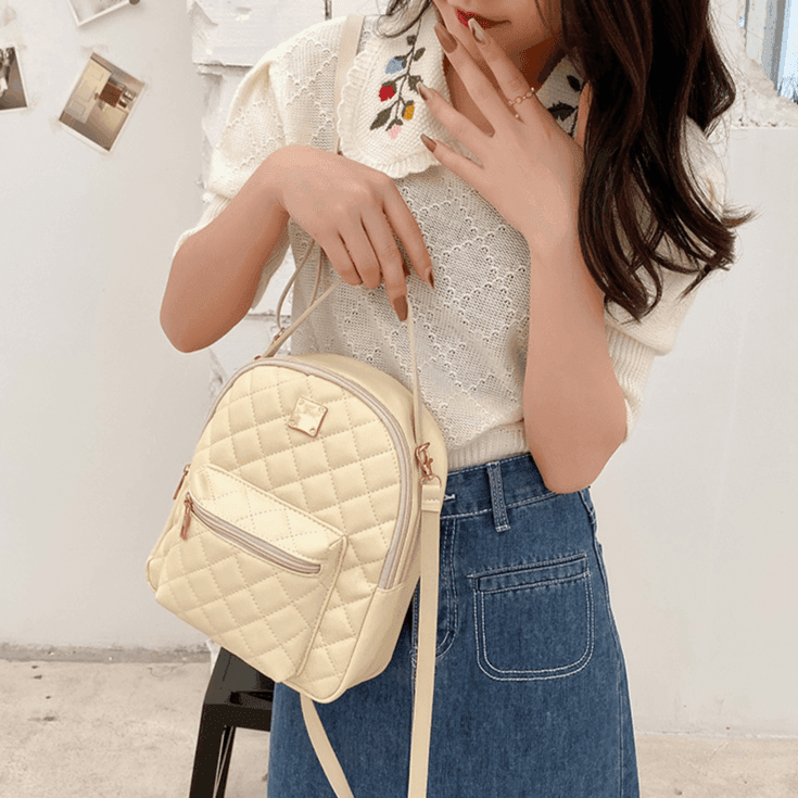 תיק גב קטן של מעצב איטלקית בגימור חיתוכים מושלם להופעה נשית אופנתית - לה איסלה