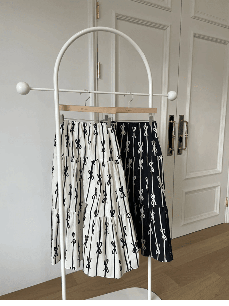 חצאית נשית בגיזרת מקסי רחבה בשילובבדפס פפיון מרהיב להופעה נשית יוקרתית - לה איסלה