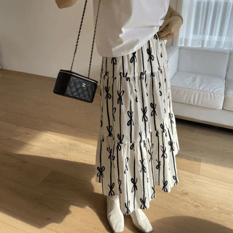 חצאית נשית בגיזרת מקסי רחבה בשילובבדפס פפיון מרהיב להופעה נשית יוקרתית - לה איסלה