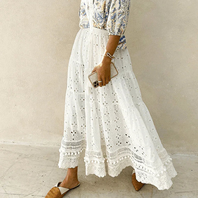 חצאית פליסה מתחרה משגעת בעיצוב נשי חגיגי ולבן להופעה של אישה שמרימה לעצמה - לה איסלה