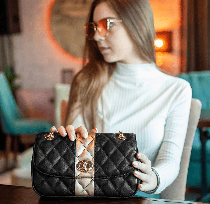 תיק יוקרתי של מעצב מפאריז בגימור מוזהב ללוק של אישה אלגנטית יוקרתית - לה איסלה