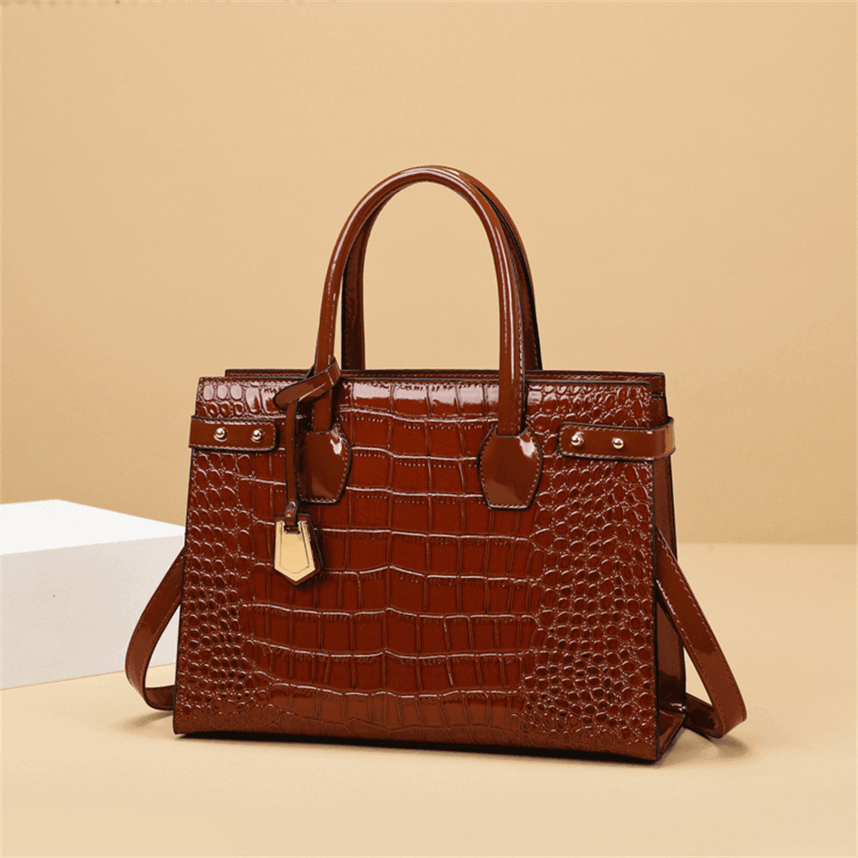 תיק לקה מנוחש מברצלונה ללוק של אישה חזקה ודומיננטית ולהופעה שלא ישכחו לך - לה איסלה