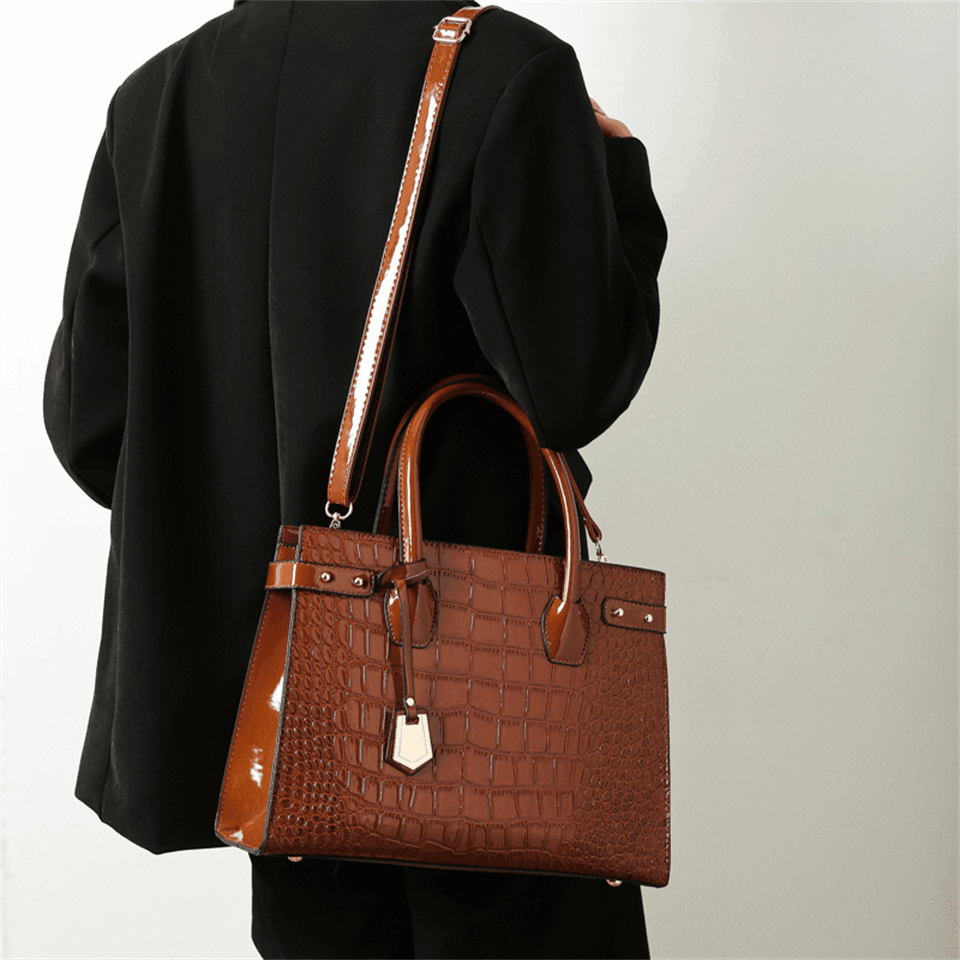 תיק לקה מנוחש מברצלונה ללוק של אישה חזקה ודומיננטית ולהופעה שלא ישכחו לך - לה איסלה