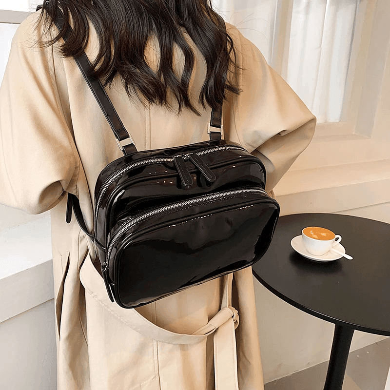 תיק גב בסגנון לקה מבריק להופעה נשית מתחכמת וללוק שאי אפשר להתעלם ממנו - לה איסלה