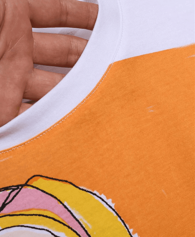 טי שירט כותנה מושקעת בגימור אופנתי של אישה עצמאית סוחפת ללוק מדוייק - לה איסלה