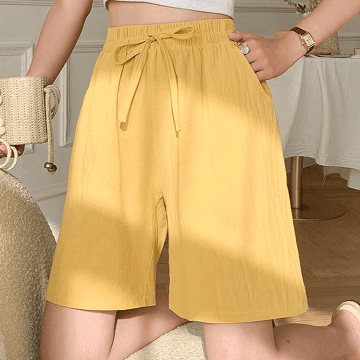 מכנס פשתן קצר בגיזרה נשית גבוה ללוק קליל ופרקטי ולהופעה אופנתית לא מתאמצת - לה איסלה