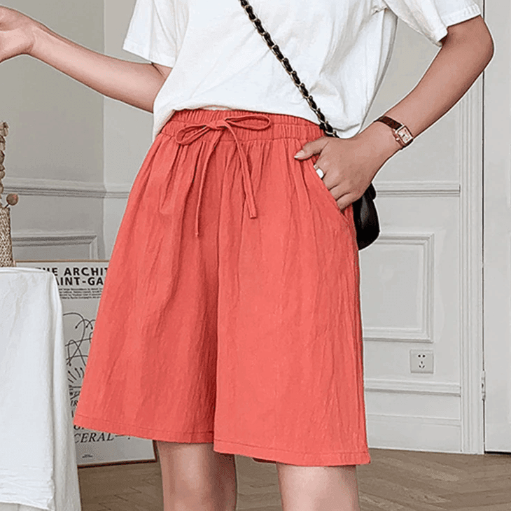 מכנס פשתן קצר בגיזרה נשית גבוה ללוק קליל ופרקטי ולהופעה אופנתית לא מתאמצת - לה איסלה