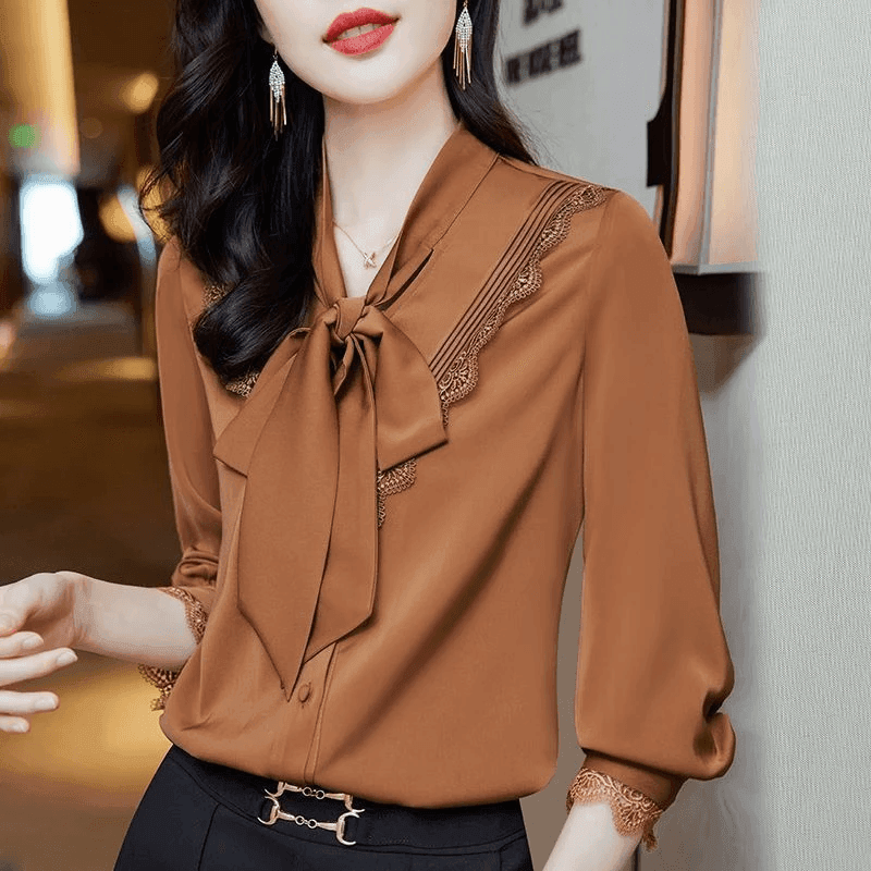 חולצת סטאן אלגנטית ויוקרתית בגימור תחרה עדין ובקשירה נשית מהממת - לה איסלה