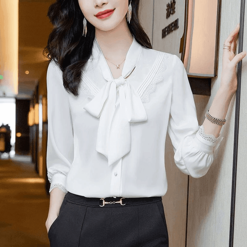 חולצת סטאן אלגנטית ויוקרתית בגימור תחרה עדין ובקשירה נשית מהממת - לה איסלה