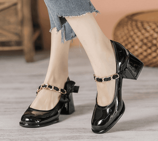 סנדל סגור בסגנון שיקי עם רצועת סטאן משולבת זהב להופעה נשית מרהיבה - לה איסלה