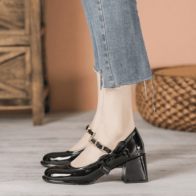 סנדל סגור בסגנון שיקי עם רצועת סטאן משולבת זהב להופעה נשית מרהיבה - לה איסלה