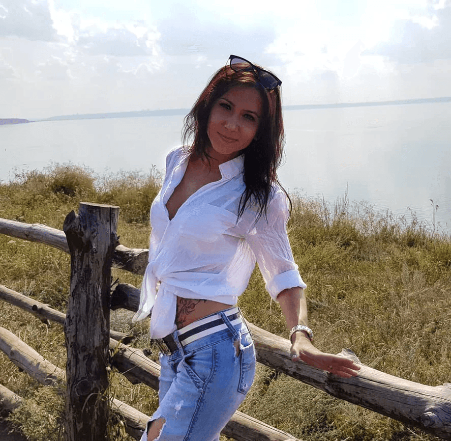 חולצת פשתן קלילה ונושמת בגיזרה מכופתרת ועדינה ללוק נשי לא מתאמץ ונוכח - לה איסלה