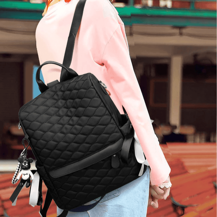 תיק גב של מעצב העל האיטלקי בגימור נשי עוצמתי ללוק שלא תרצי להוריד ממך - לה איסלה