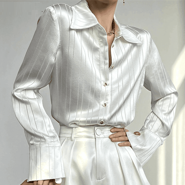 חולצת סטאן של מעצב בגימור כפתורי זהב מושלמים להופעה נשית מרשימה - לה איסלה