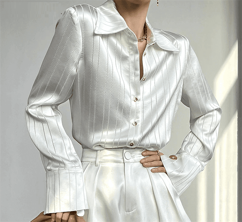 חולצת סטאן של מעצב בגימור כפתורי זהב מושלמים להופעה נשית מרשימה - לה איסלה