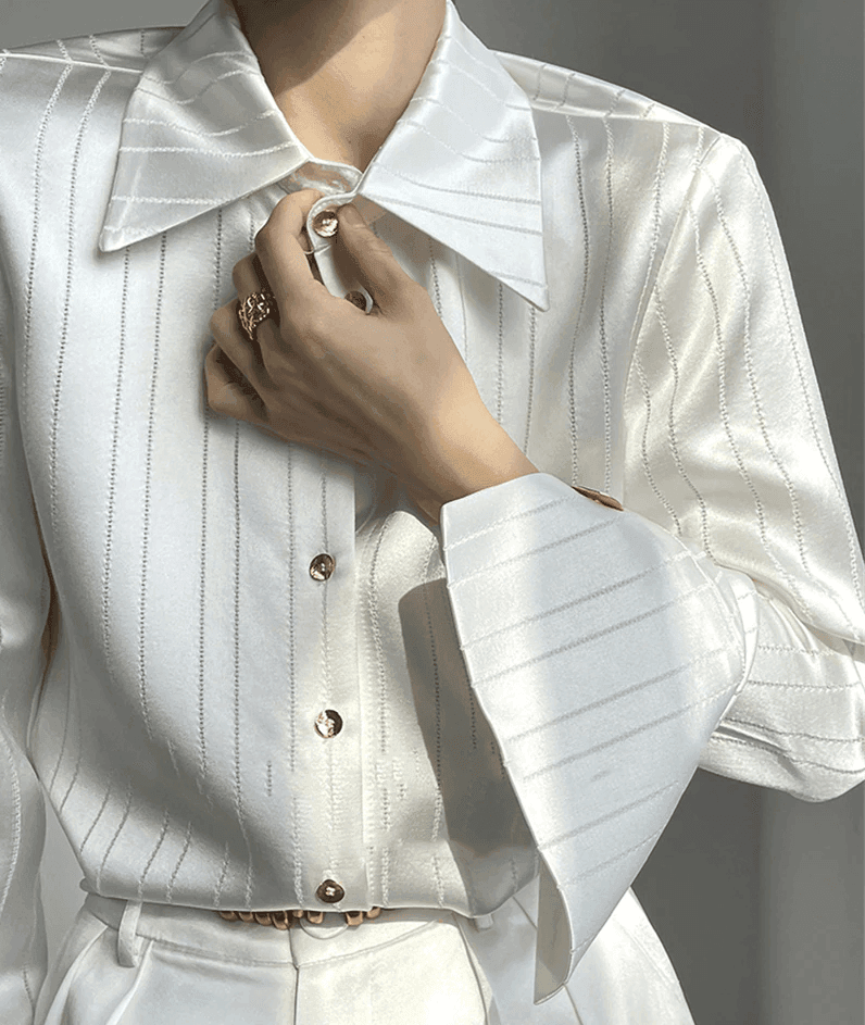 חולצת סטאן של מעצב בגימור כפתורי זהב מושלמים להופעה נשית מרשימה - לה איסלה