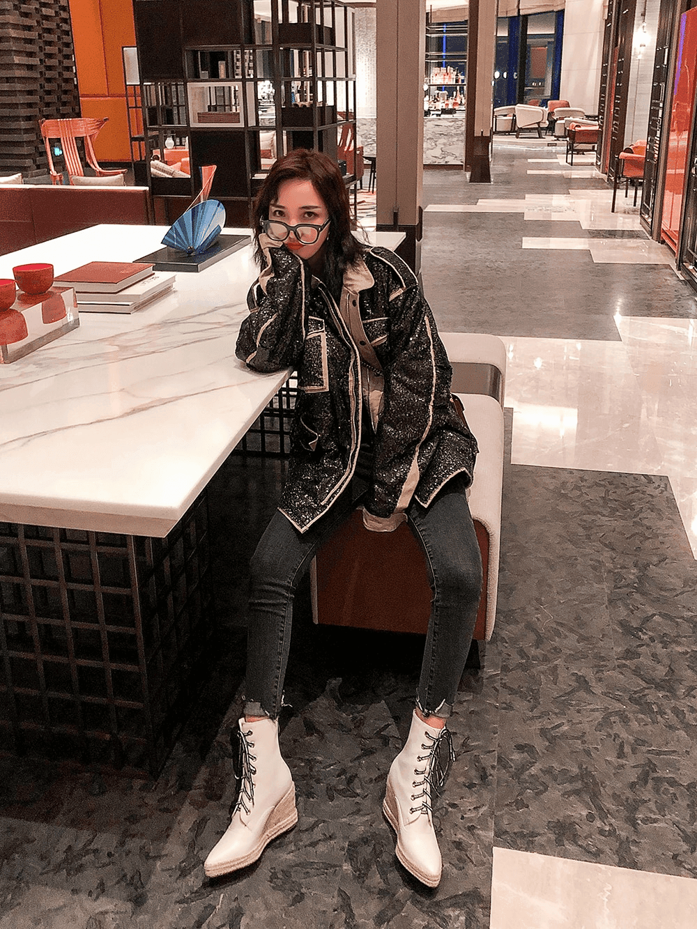 מגפון פלטפורמה מקסים באימום רחב ולקאסי להופעה נשית ממילאנו - לה איסלה