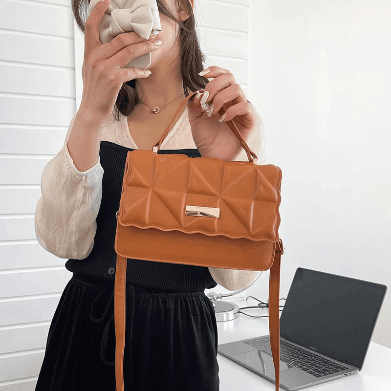 תיק עור ליציאות ובילויים בשיק איטלקי מרהיב להופעה נשית עוצמתית - לה איסלה