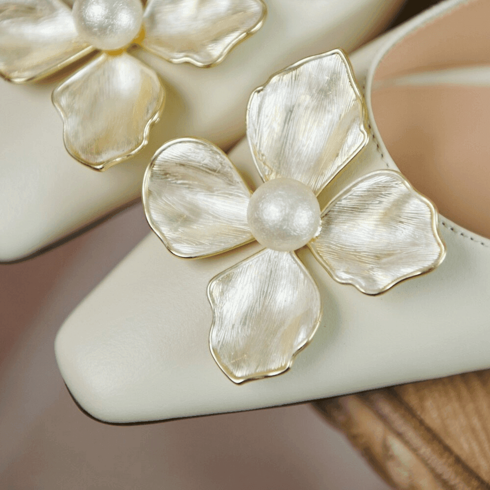 סנדל רטרו מהפנט מעור מקורי של מעצב מפורטוגל בגימור פרח פנינה ללוק יוקרתי - לה איסלה