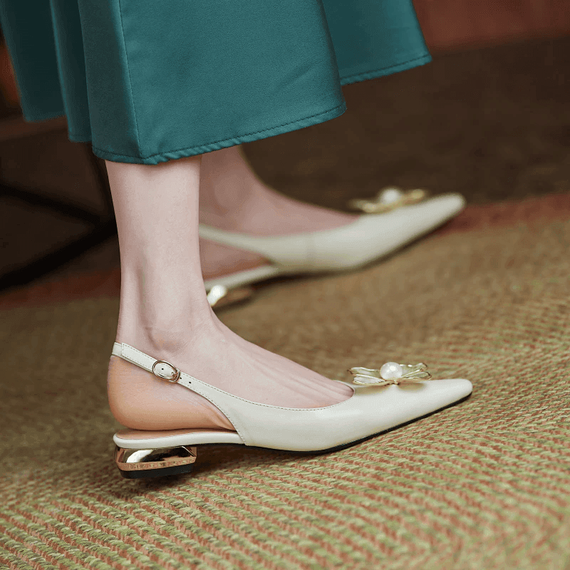 סנדל רטרו מהפנט מעור מקורי של מעצב מפורטוגל בגימור פרח פנינה ללוק יוקרתי - לה איסלה