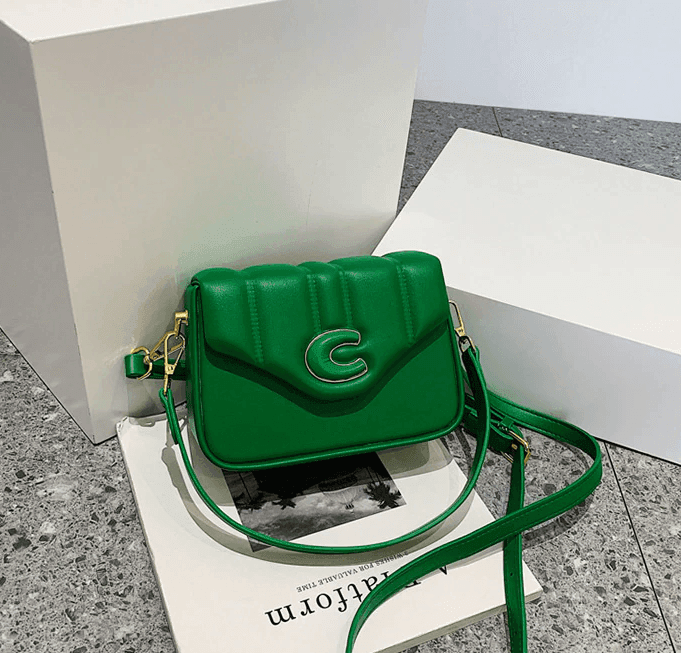 תיק אלגנטי מאיטליה לאירועים בשיק נשי ייחודי להופעה של אישה עצמאית - לה איסלה