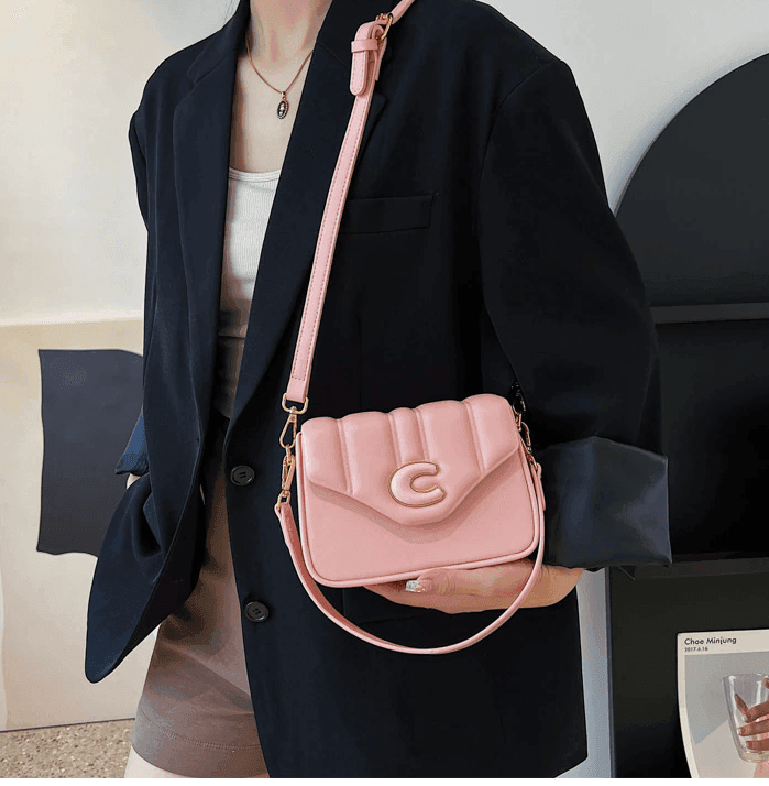 תיק אלגנטי מאיטליה לאירועים בשיק נשי ייחודי להופעה של אישה עצמאית - לה איסלה